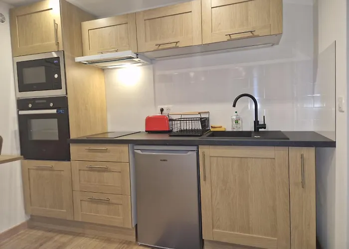Charming Apartment Near La Defense, Paris