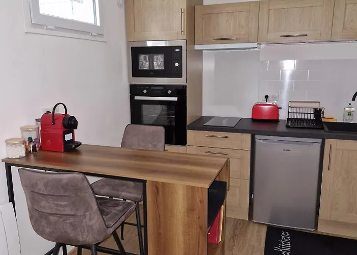 Charming Apartment Near La Defense, Paris