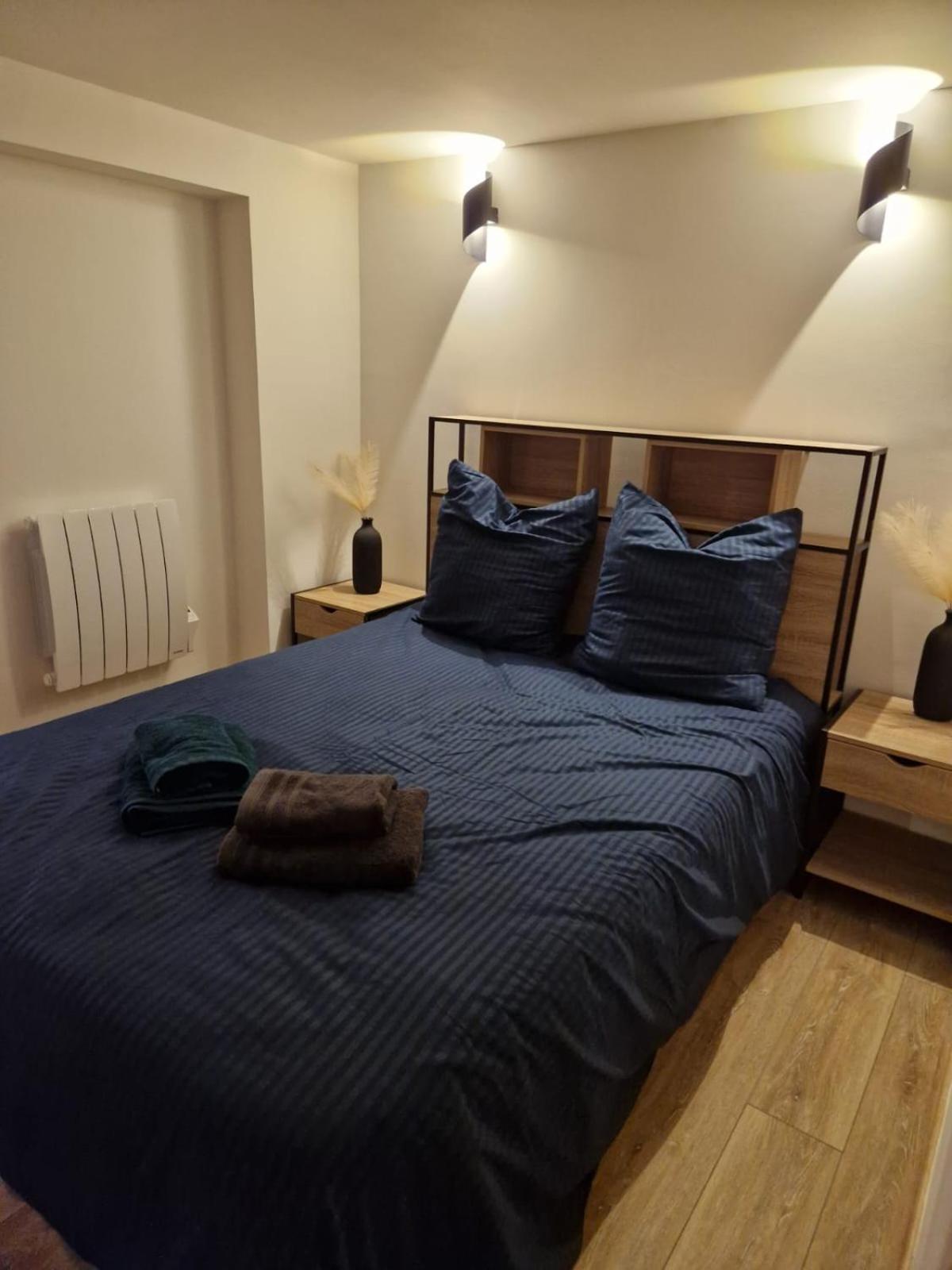 Charming Near La Defense, Paris Apartment *